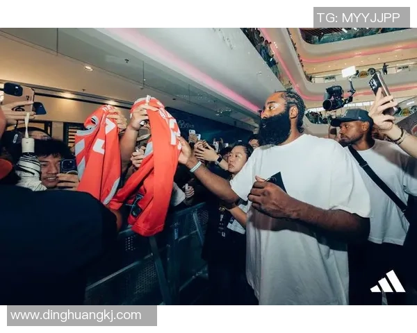 足球场惊现篮球巨星加盟引发热议球迷震惊转型之路引关注