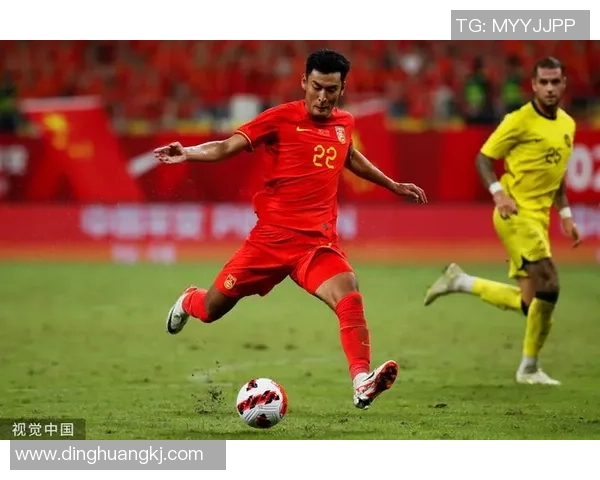 足球球星因伤瘸腿坚持拼搏感动无数球迷热泪盈眶