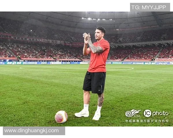 足球球星机场出行引关注明星风采与球迷热情共舞 足球球星机场出行引关注明星风采与球迷热情共舞