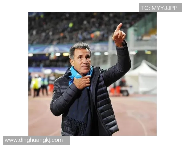 马拉多纳与多位足球巨星亲密合照 展现传奇球员风采与历史辉煌